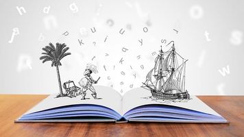 Un livre ouvert sur une table où émergent un palmier, un trésor, un homme muni d'une épée et un bateau.